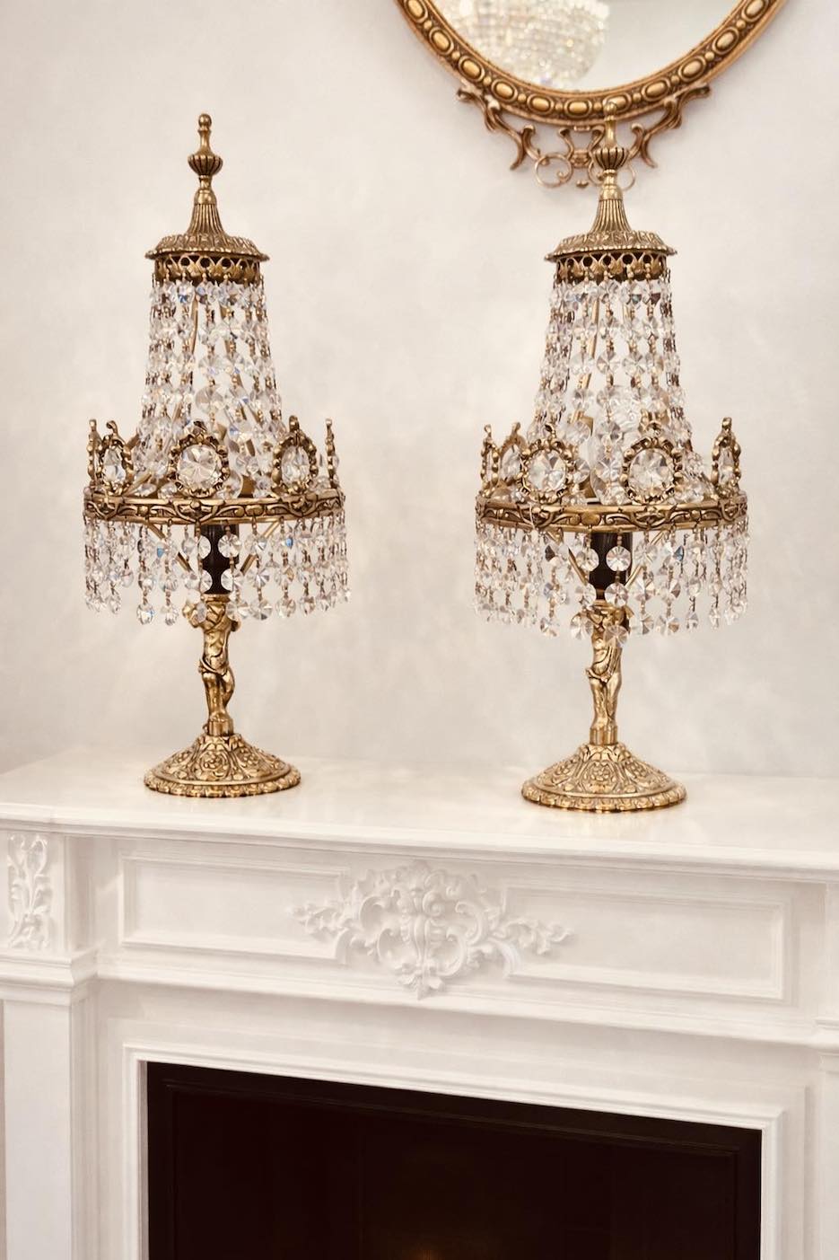 Prabangūs bronzos ir krištolo staliniai šviestuvai "Midnight Chandeliers"