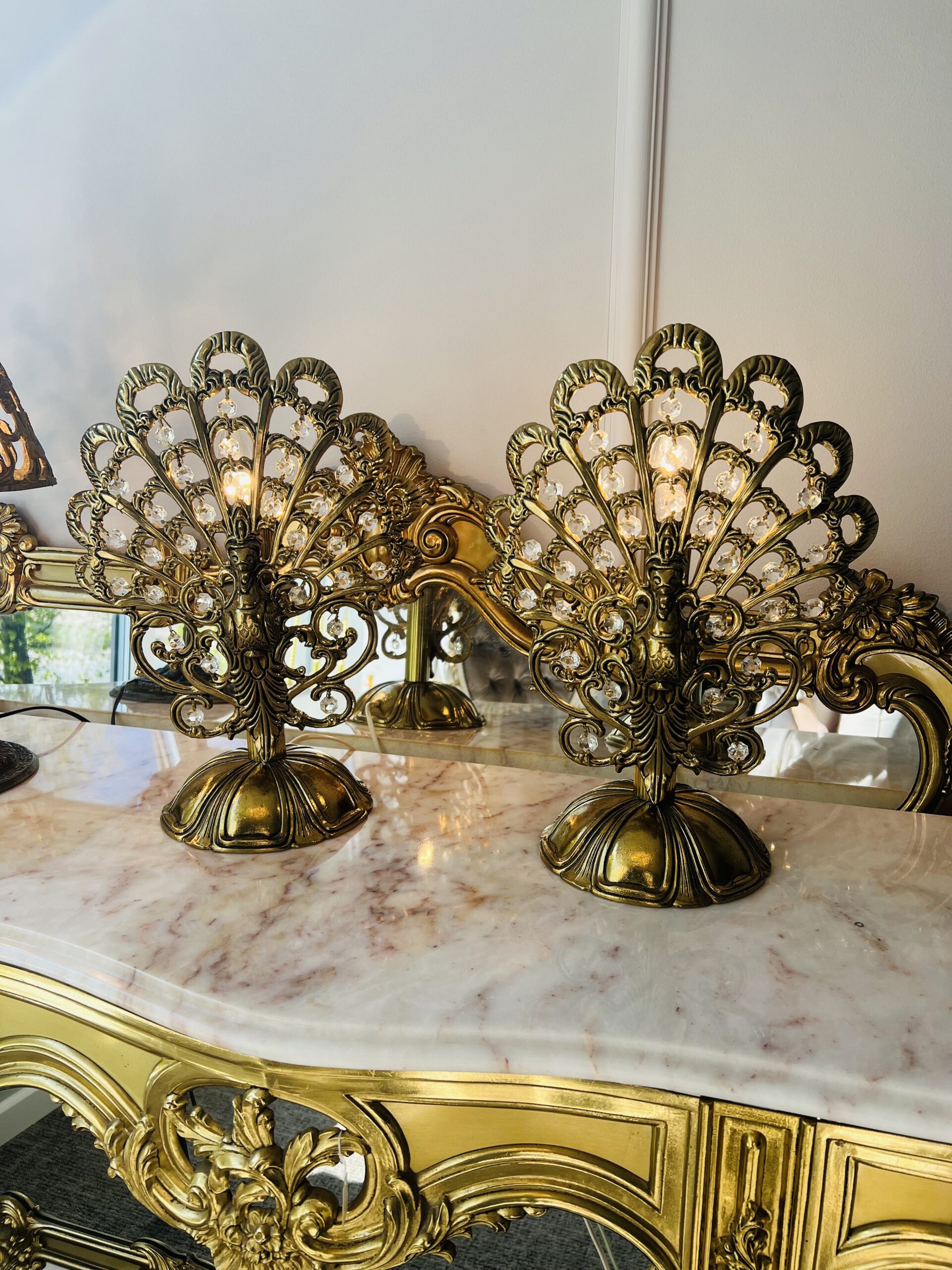 Išskirtiniai bronziniai staliniai šviestuvai „Povai“