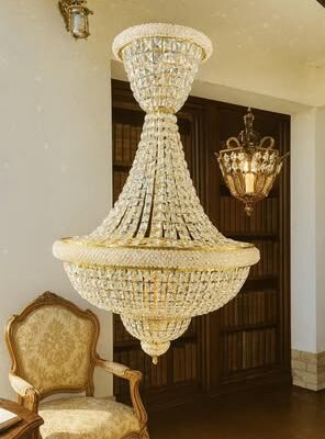 Prabangus, spindintis kalnų krištolo sietynas "Solea Crown"