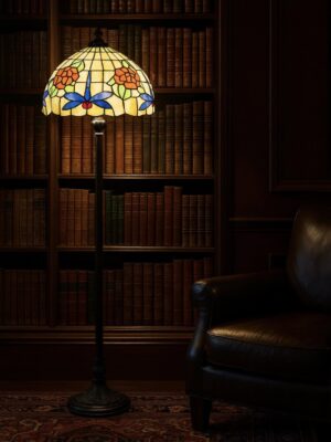 “Rosalia Tiffany“ – vintažinis grindinis šviestuvas su spalvoto stiklo vitražiniu gaubtu.