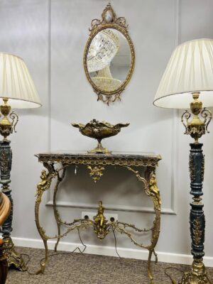 Išskirtinio grožio konsolė pagaminta apie 1880–1910 m., " Golden Nymph"