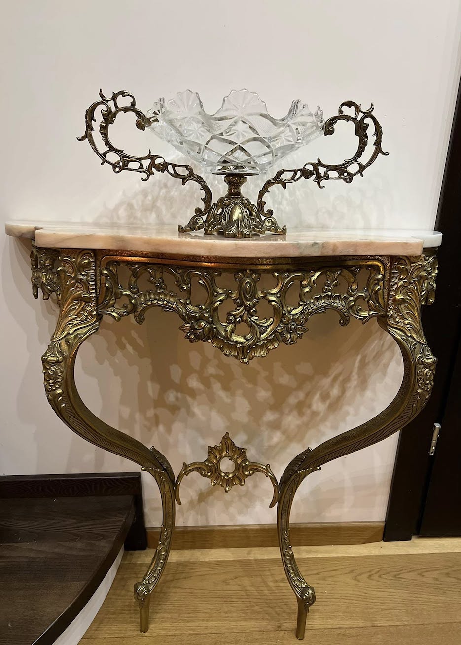 Naudota vintažinė bronzinė konsolė su marmuro stalviršiu "Rosabella Console"