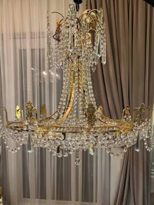 Elegantiškas ir savo forma unikalus krištolo sietynas "Serenella"