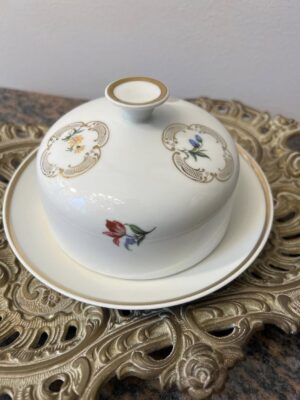 Vintažinė porcelianinė sviestinė su dangteliu