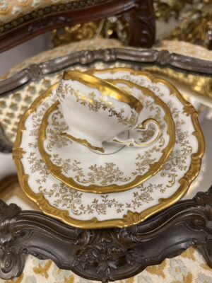 „Weimar Porzellan“ porcelianinis espresso trio iš „Katharina Gold“ kolekcijos.