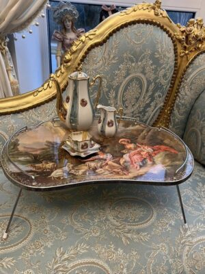 Senovinio žavesio lovos padėklas ant kojelių "Tavolino Serenità"