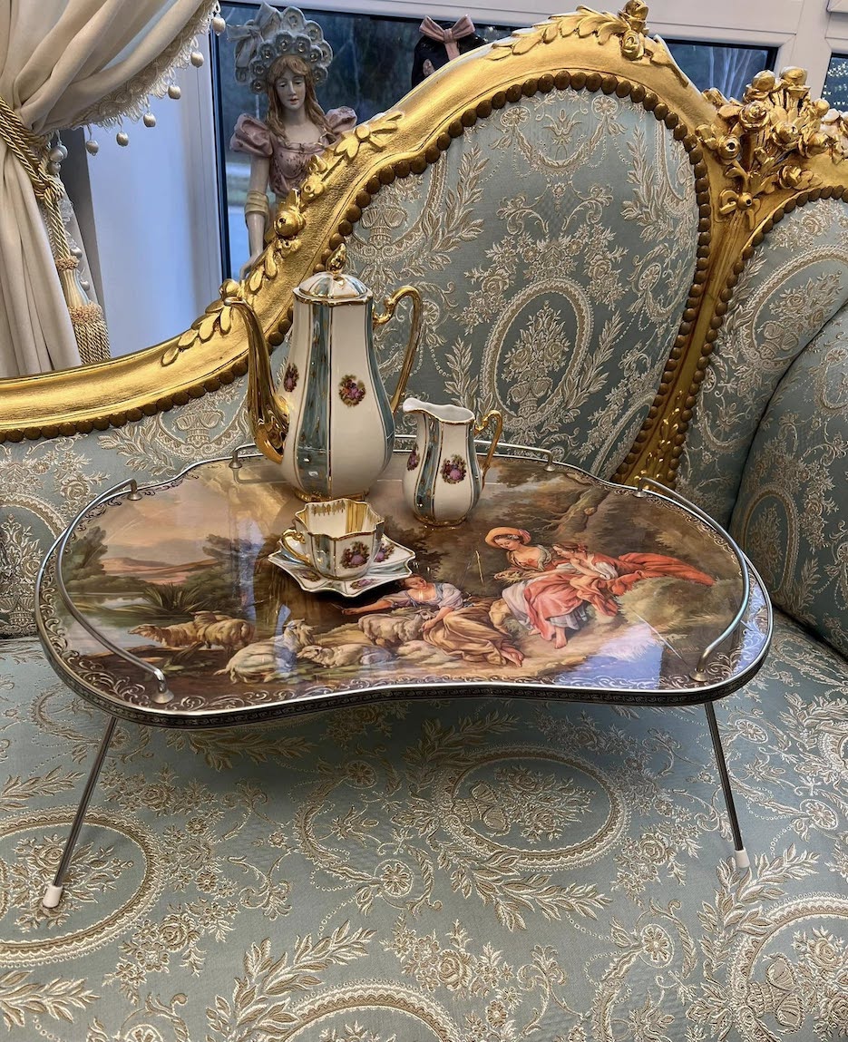 Senovinio žavesio lovos padėklas ant kojelių "Tavolino Serenità"