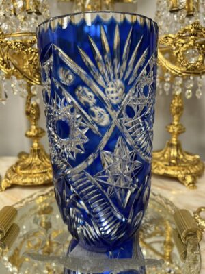Puošni, vintažinė, sodriai mėlyno krištolo vaza gėlėms