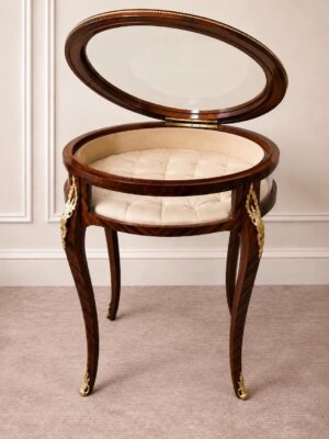 Elegantiškas vitrinėlės tipo staliukas damai "Table Bijou"