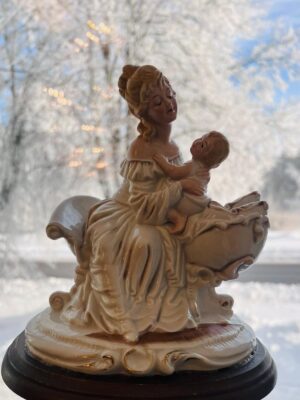 Itališka „Capodimonte“ porcelianinė statulėlė – "Motina ir vaikas"