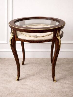 Elegantiškas vitrinėlės tipo staliukas damai "Table Bijou"