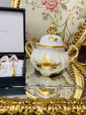 Vintažinė dramblio kaulo cukrinukė