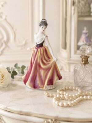 Vintažinė anglų kaulinio porceliano mergaitė "Victoria"