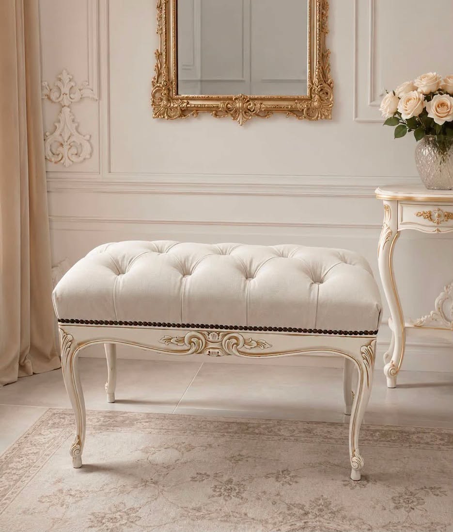 Restauruotas, elegantiškas pufas - minkštasuolis stilingiems namams "Bianco Fleur" - Jovitti Edition
