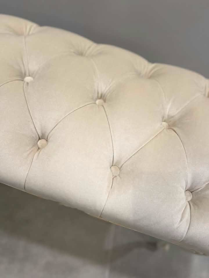 Restauruotas, elegantiškas pufas - minkštasuolis stilingiems namams "Bianco Fleur" - Jovitti Edition - Image 2