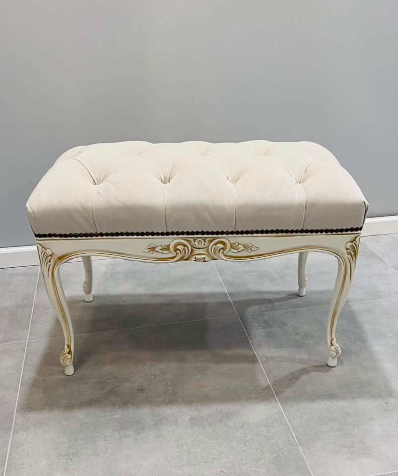 Restauruotas, elegantiškas pufas - minkštasuolis stilingiems namams "Bianco Fleur" - Jovitti Edition - Image 3