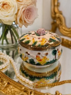 Išskirtinė vintažinė Capodimonte porceliano dėžutė, sukurta Italijoje apie 1950–1960 m.
